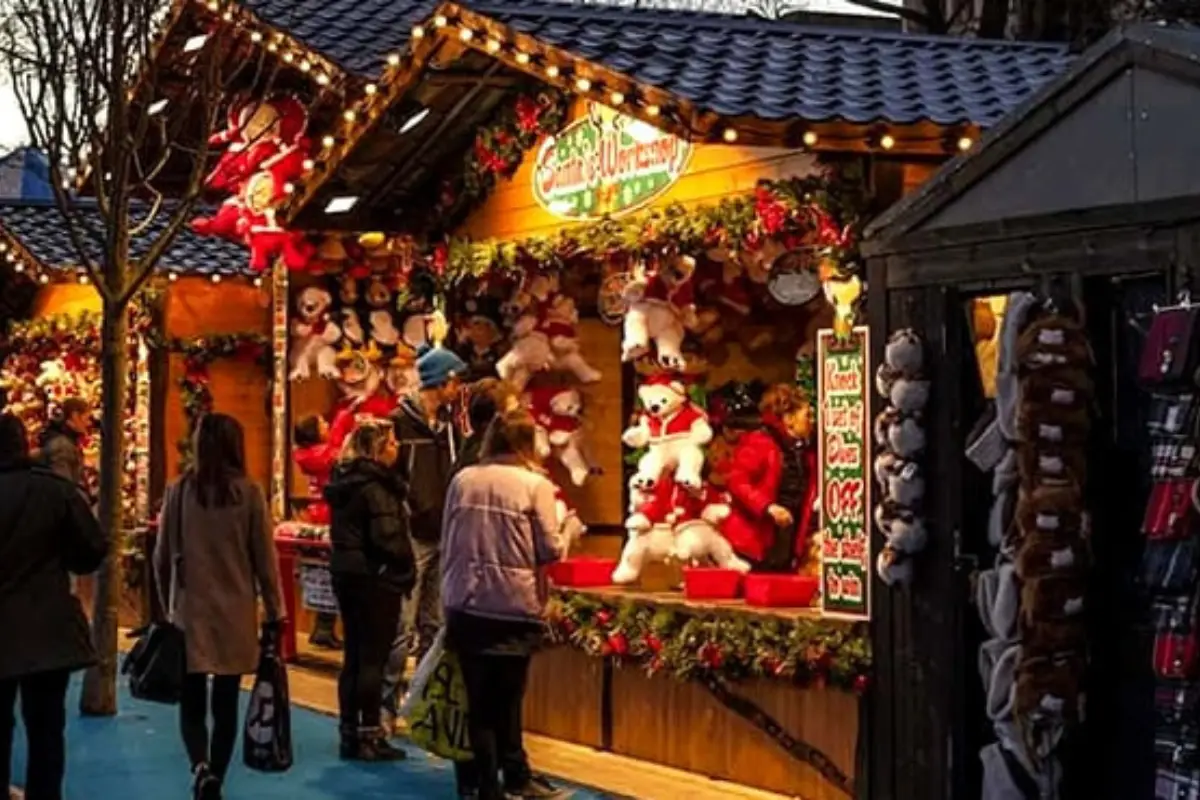 A man and a woman are shopping for teddy bears at the Malaga Christmas market.