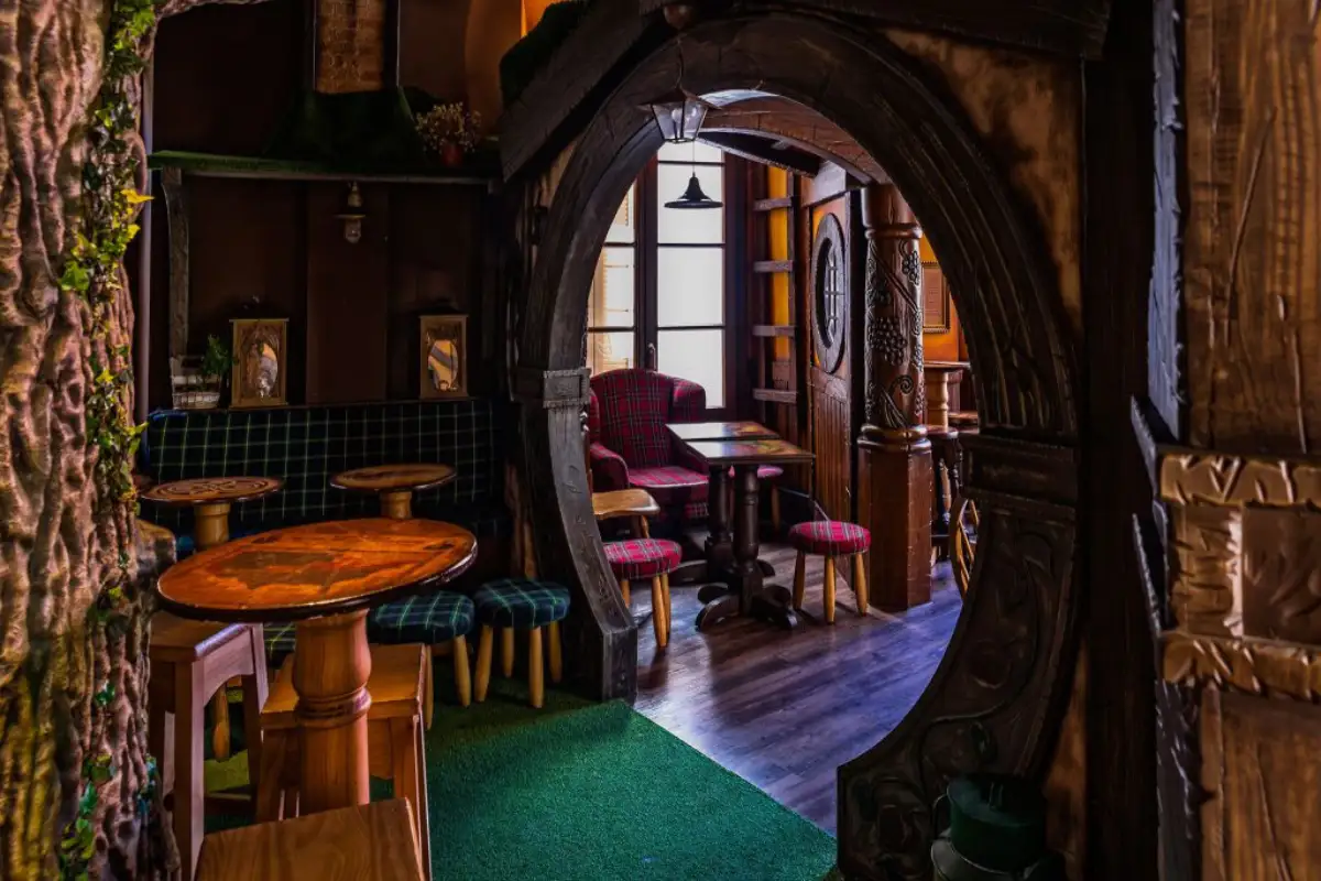 A round doorway with Lord of the Rings-inspired decor in Sala Premier.